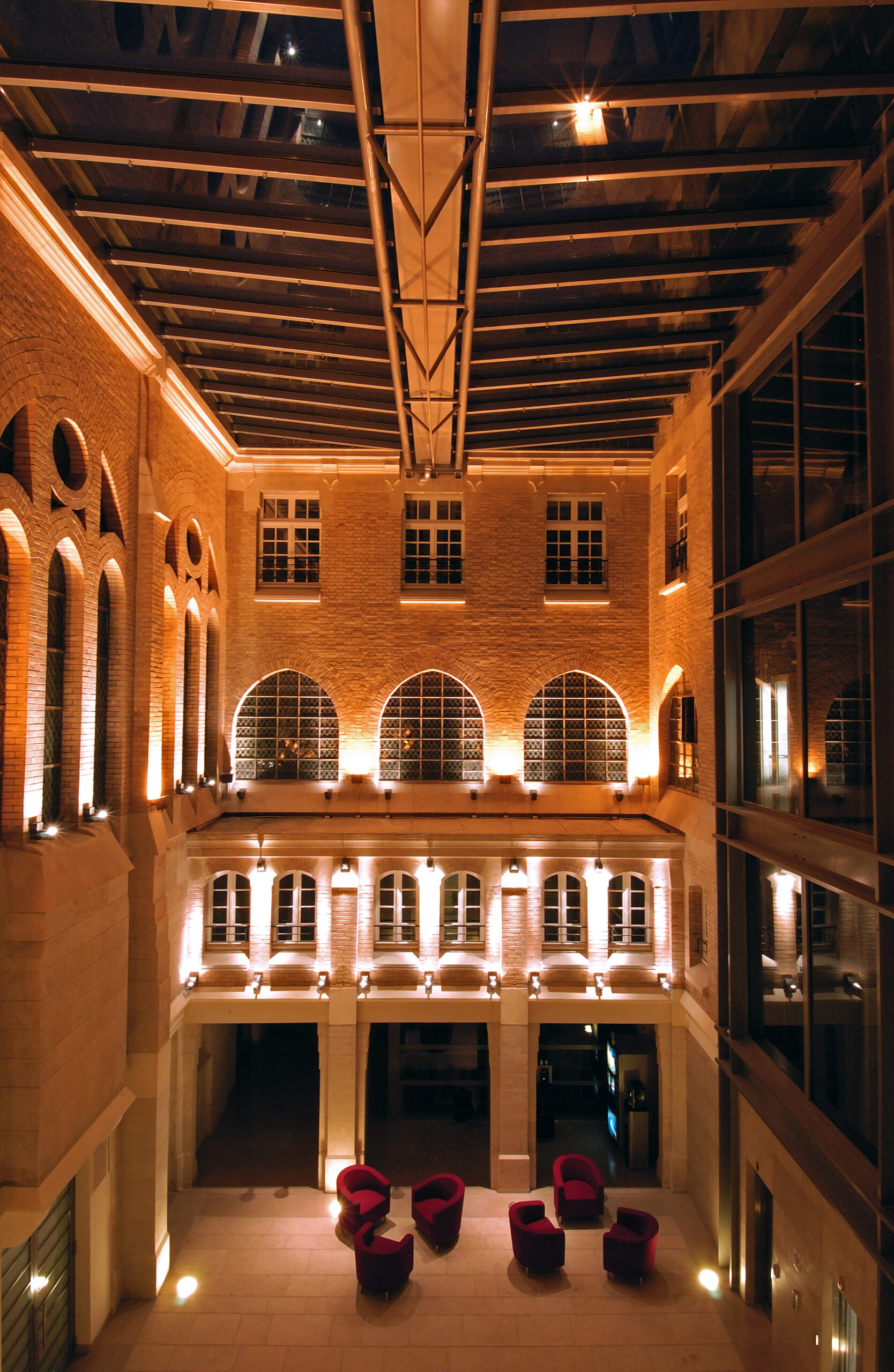 Atrium-nuit-frontal